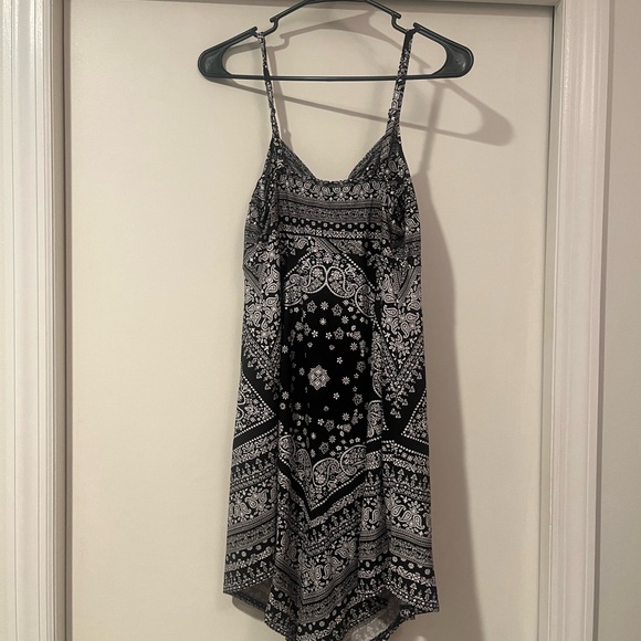 Chic Black and White Paisley Dress - Picture 2 of 2